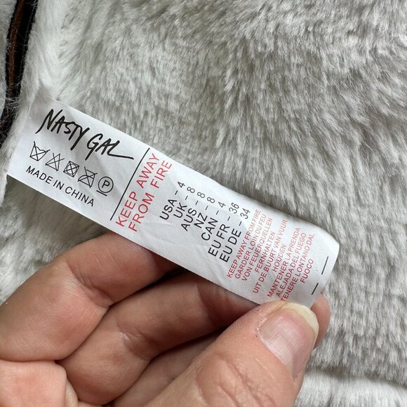 NASTY GAL Faux Leather & Faux Fur Cropped Jacker with Pockets Size 4 / Small - Picture 11 of 11